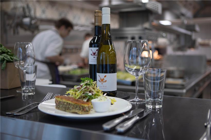 Im Restaurant des Hotels „Zur Saarschleife“ gibt es regionale Küche. Die Produkt...