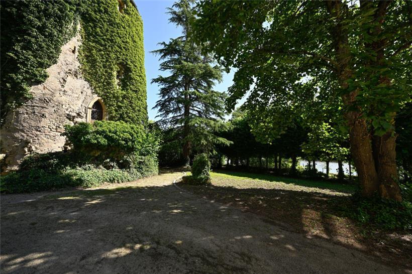 Im Schatten des großen Rundturms soll noch im Juli eine Bistro-Terrasse mit Blick auf die Mosel eröffnen
