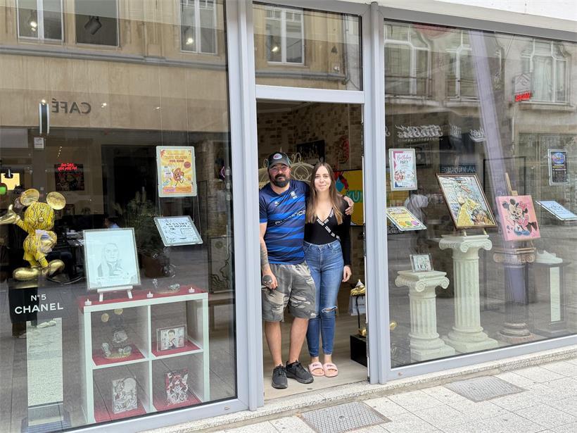 Im Schaufenster sind Lynn Kunnerts eigene Kunstwerke ausgestellt