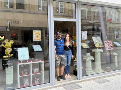 Im Schaufenster sind Lynn Kunnerts eigene Kunstwerke ausgestellt