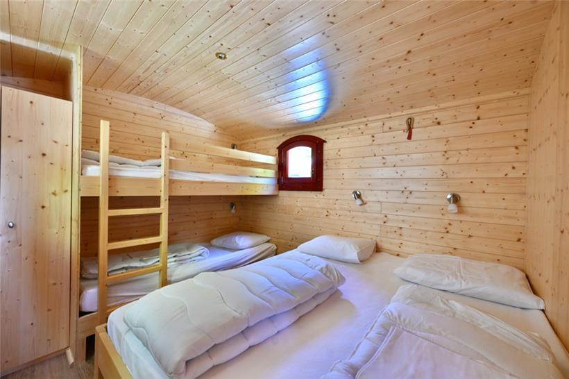 Im Schlafbereich gibt es ein Doppelbett und ein Etagenbett