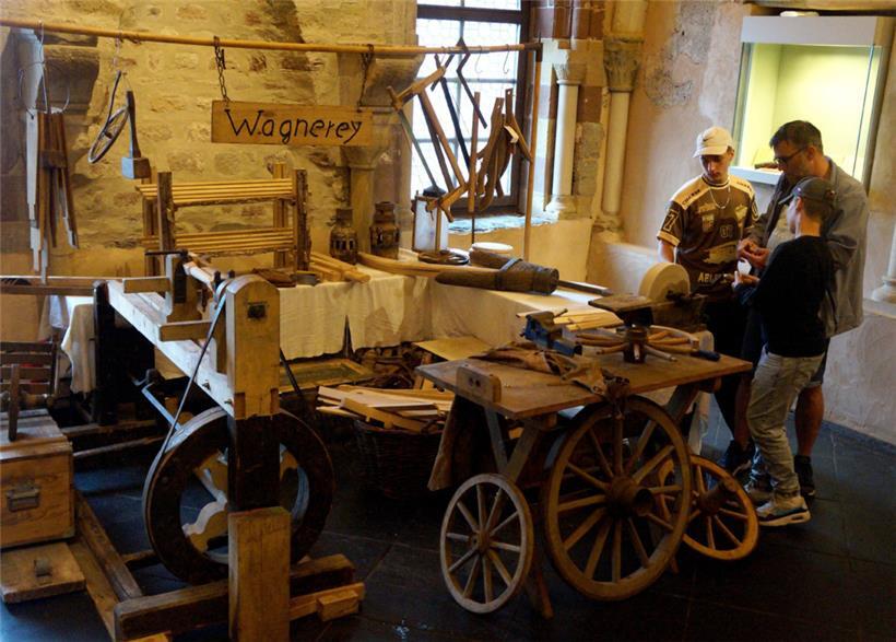 Im Schloss hat eine alte Wagnerei ihre Werkstatt errichtet