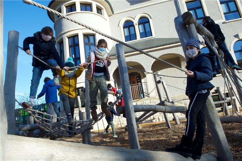 Im Schulhof galt bislang Maskenpflicht. Ab dem 14. Juni soll diese Regelung aufgehoben werden.
