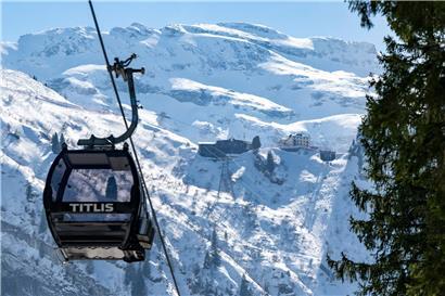 Gondelabsturz im Skigebiet Engelberg Schweiz am Mittwoch mit verschneiten Bergen im Hintergrund