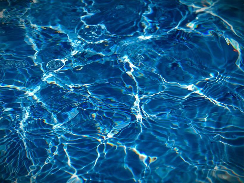 Schwimmbad Cents mit Schwimmern vor jährlichen Wartungsarbeiten, sauberes Becken und klares Wasser im Innenbereich