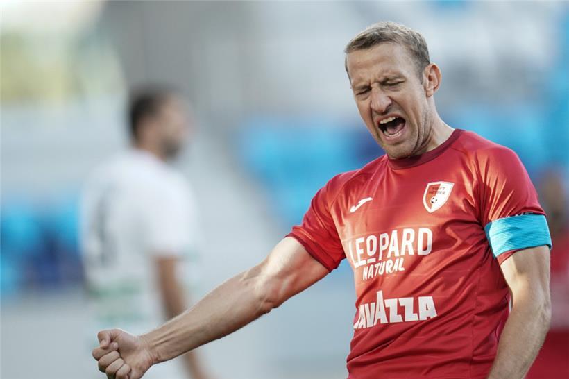 Im Stade de Luxembourg muss eine Aufholjagd eingeleitet werden – am besten mit einem frühen Tor –, weiß auch Kapitän Dominik Stolz
