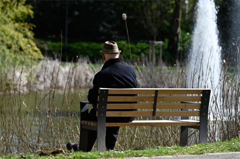 Im Stadtpark wurde ein Mann auf einer Parkbank bestohlen
