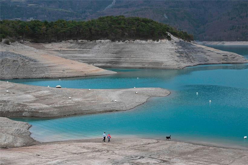 Im Stausee Serre-Ponçon in den französischen Westalpen ist bereits Ende März der Wasserpegel viel zu niedrig
