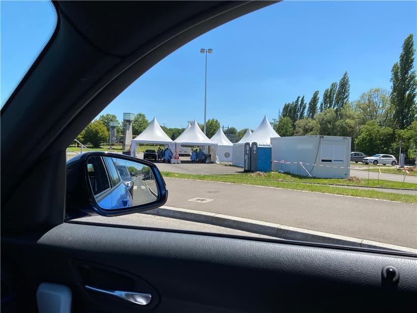 Im Stop-and-go-Verkehr vor dem Kreisverkehr Raemerich in Esch/Alzette hat man eine gute Sicht auf die Covid-Teststation

