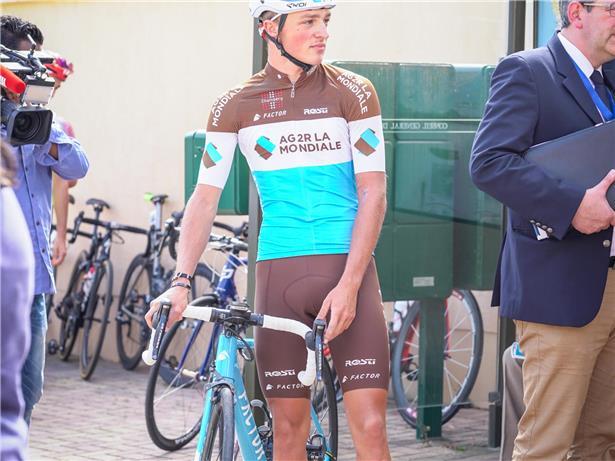 Ken Conter im Ag2r La Mondiale Nachwuchsteam-Trikot während eines herausfordernden Radrennens
