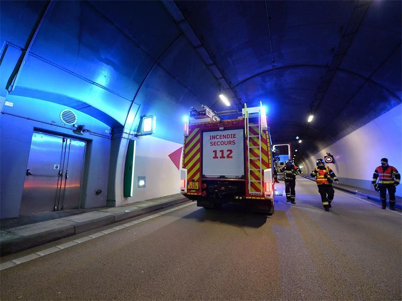 Schwerer Unfall durch Geisterfahrer im Markusberg-Tunnel nachts, Verkehrsunfall mit Fahrzeugen im Tunnel