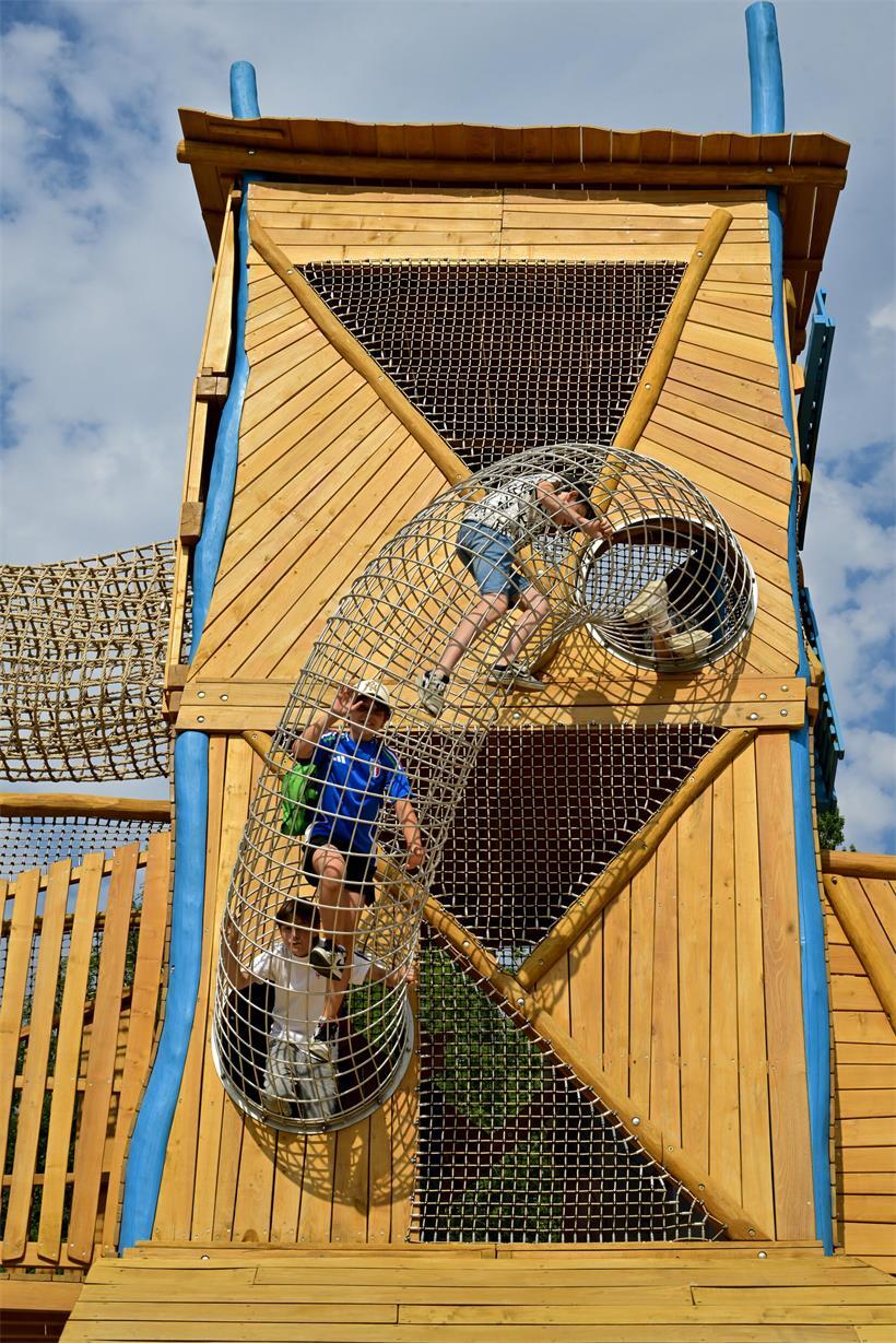 Neuer Spielplatz eröffnet: „Dass et esou bombastesch gëtt, hätte mir net geduecht“ Im Turm geht es hoch und runter