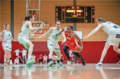 Im Vergleich zur Meisterschaft ist Sparta-Profi Martha Burse (in Rot) laut Louis Wennig im Pokalhalbfinale noch weit unter ihren Möglichkeiten geblieben 
