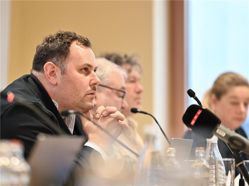 Porträt von Schöffe Pol Thomé in offizieller Kleidung vor neutralem Hintergrund