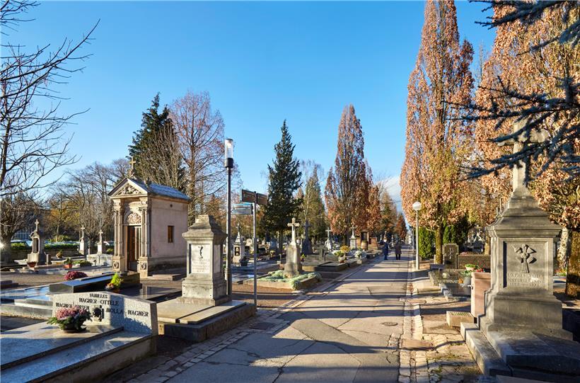 Im Vordergrund links und rechts Grabstätten von Priestern, die durch das Kelchmotiv gekennzeichnet sind. Links im Hintergrund die neoklassizistische Kapelle der Minenbesitzerfamilie Tabary-Schintgen.
