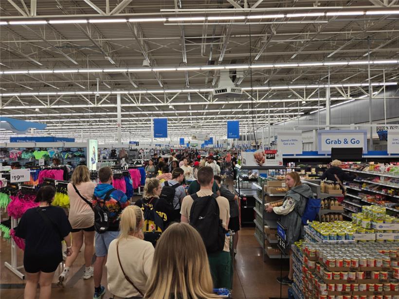 Im Walmart-Supercenter stehen die Kunden Schlange an den Kassen
