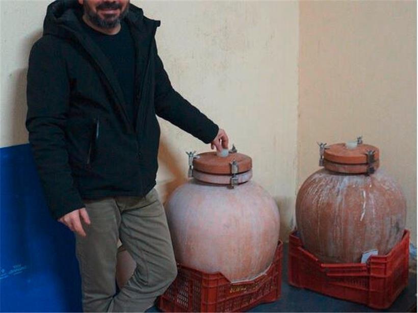 Im Weinkeller des Weingutes Gostolai reifen Weine aus autochthonen Rebsorten in den Amphoren 
