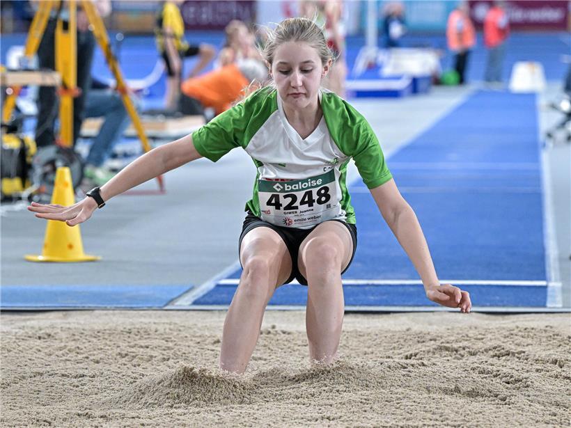 Athlet beim Weitsprung, der sich um jeden Zentimeter im Wettkampf bemüht