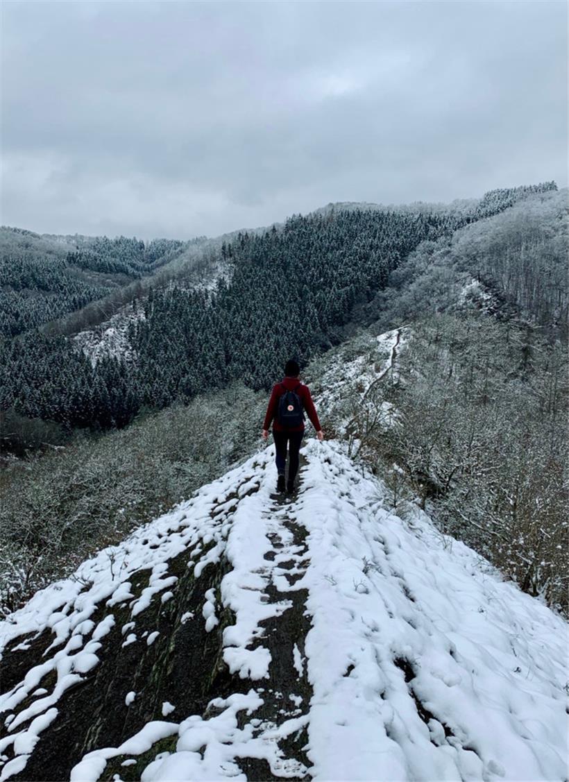 Im Winter kann der Rundwanderweg auch mal mit schneebedeckten „Koppen“ begeistern
