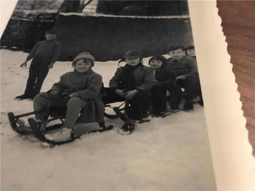 Im Winter trafen sich Maggy Schuller (Mitte) und ihre Freunde auf der „décke Biche“, um mit dem Schlitten den Hügel hinunterzufahren
