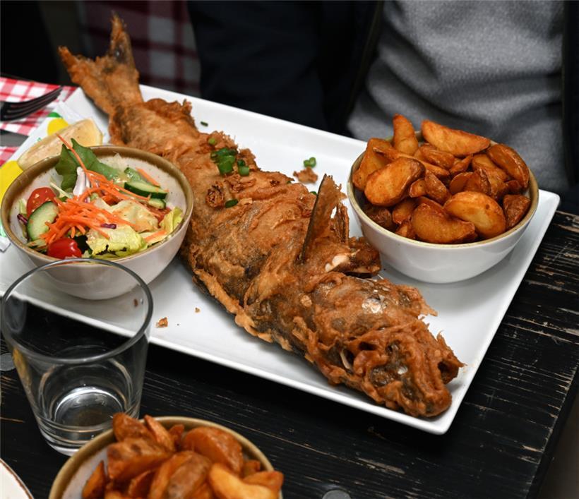 Im Zelt des Restaurants Kessel gab es unter anderem gebackenen Fisch