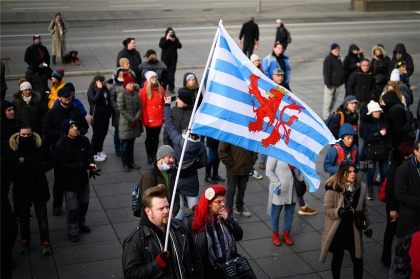 Im Zusammenspiel mit dem extremistischen Chorlied, das den Tod durch Erhängen von Premier Bettel suggeriert, bekommen die nationalen Symbole und Farben eine negative Konnotation

