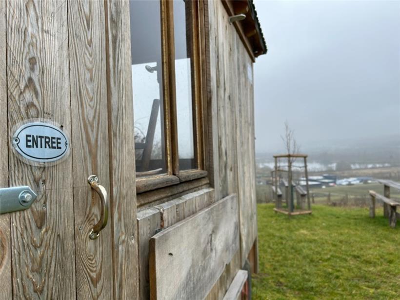 Im begehbaren Weinautomat der „Domaine 64“ in Remerschen können Touristen den Wein des Gutes probieren und kaufen
