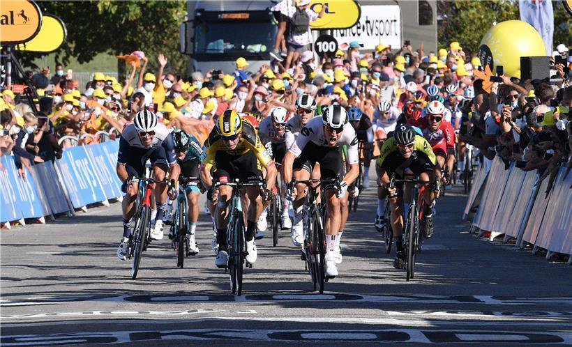 Im belgisch-niederländischen Duell konnte sich gestern Wout van Aert (links) gegen Cees Bol durchsetzen 
