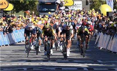 Im belgisch-niederländischen Duell konnte sich gestern Wout van Aert (links) gegen Cees Bol durchsetzen 
