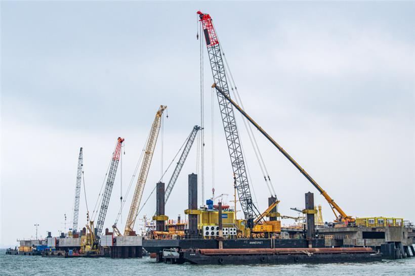 Im deutschen Wilhelmshaven wird derzeit an einem Importterminal für Flüssigerdgas (LNG) gearbeitet, an dem noch in diesem Winter ein FSRU (Floating Storage and Regasification Unit) für den Flüssiggasimport nach Deutschland anlegen soll
