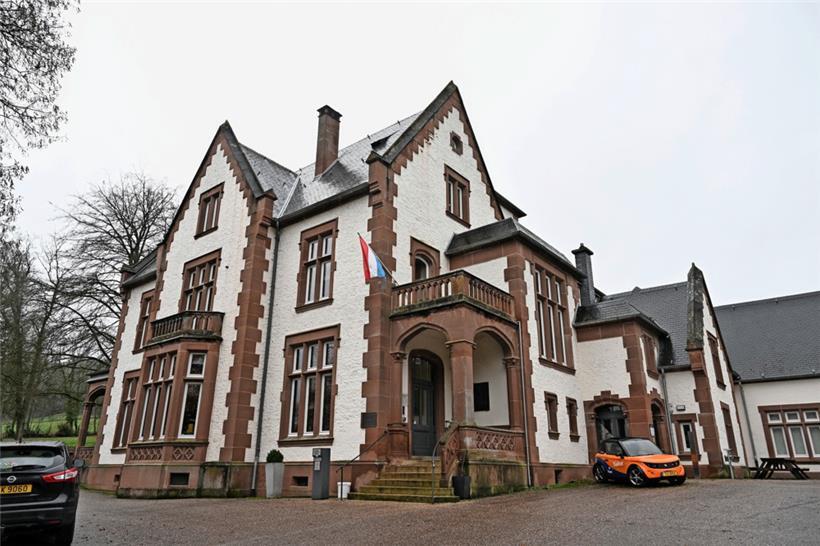 Im ehemaligen Tudor-Schloss in Rosport ist jetzt die Gemeindeverwaltung untergebracht
