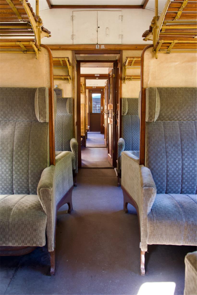 Im einen Waggon laden weiche Stoffsessel zum Träumen ein, im nächsten gibt es nur harte Holzbänke
