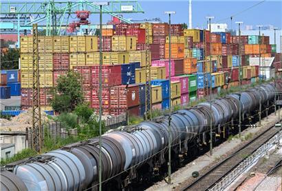 Im ersten Halbjahr hat Europas Wirtschaft gute Zahlen verbucht. In den kommenden Monaten dürfte jedoch unter anderem die geschrumpfte Kaufkraft der Verbraucher für weniger Wachstum sorgen.
