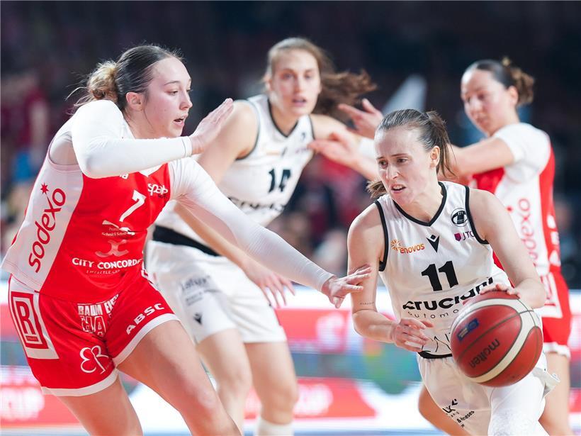Catherine Mreches und Düdelingen führen im ersten Viertel eines Basketballspiels knapp vor ihren Gegnern