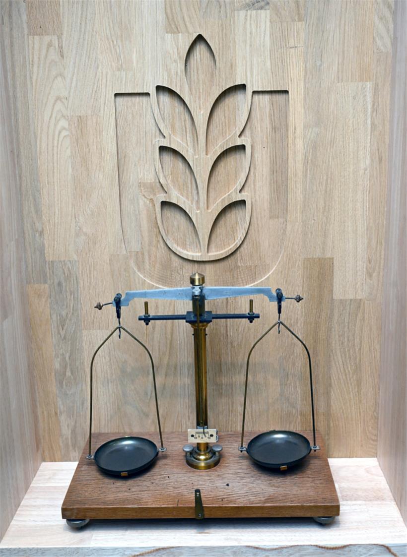 Im hochmodernen Konferenzsaal erinnert dieses Gerät an die lange Tradition der Inhaber im Beruf 
