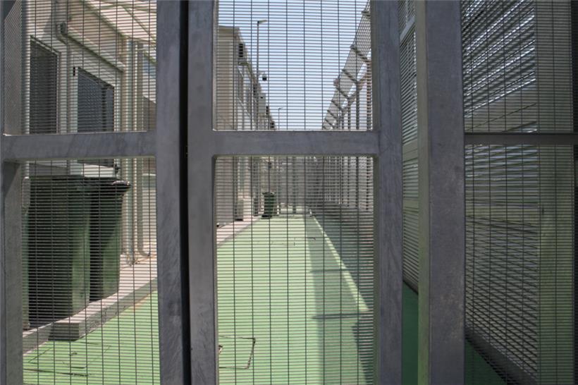 Im italienischen Ankunftslager für Flüchtlinge in der Hafenstadt Shengjin im nördlichen Albanien stehen hohe Zäune. Italien baut derzeit in Gjader ein weiteres großes Aufnahmelager für Mittelmeerflüchtlinge.
