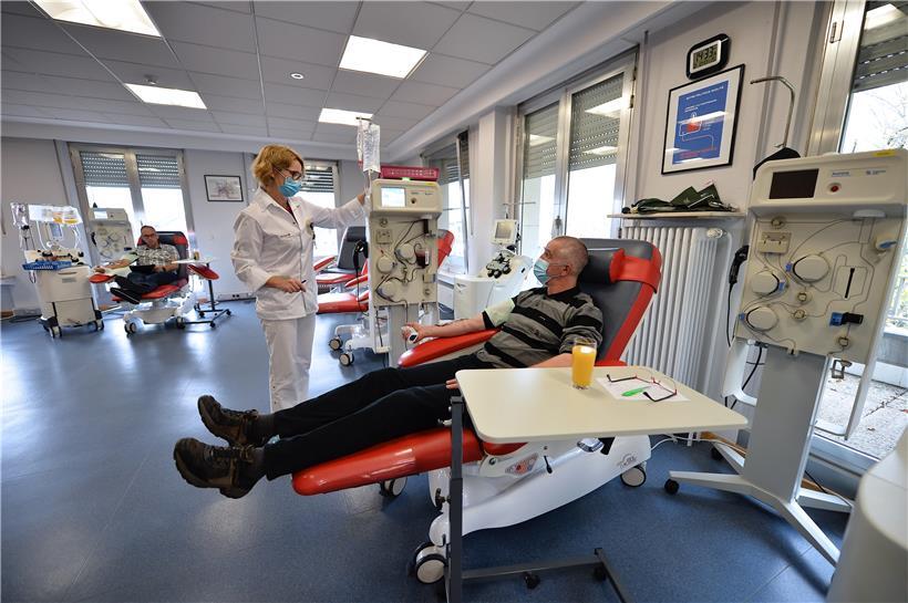 Im obersten Stockwerk des Blutspendezentrums werden Blutplättchen- und Plasmaspenden abgenommen. Dabei fließt das Blut durch eine spezielle Maschine, die Plättchen, Plasma und rote Blutkörper trennt. Was nicht gebraucht wird, kommt direkt zurück zum Spender. 

