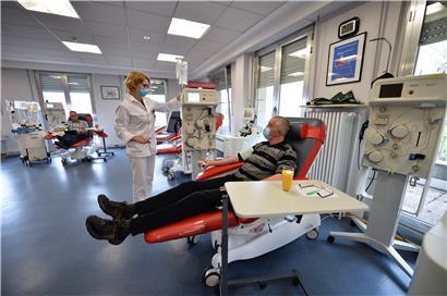 Im obersten Stockwerk des Blutspendezentrums werden Blutplättchen- und Plasmaspenden abgenommen. Dabei fließt das Blut durch eine spezielle Maschine, die Plättchen, Plasma und rote Blutkörper trennt. Was nicht gebraucht wird, kommt direkt zurück zum Spender. 
