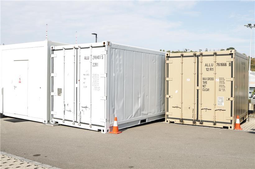 Im rechten Container werden die postiven Corona-Proben auf minus 20 Grad herunte...