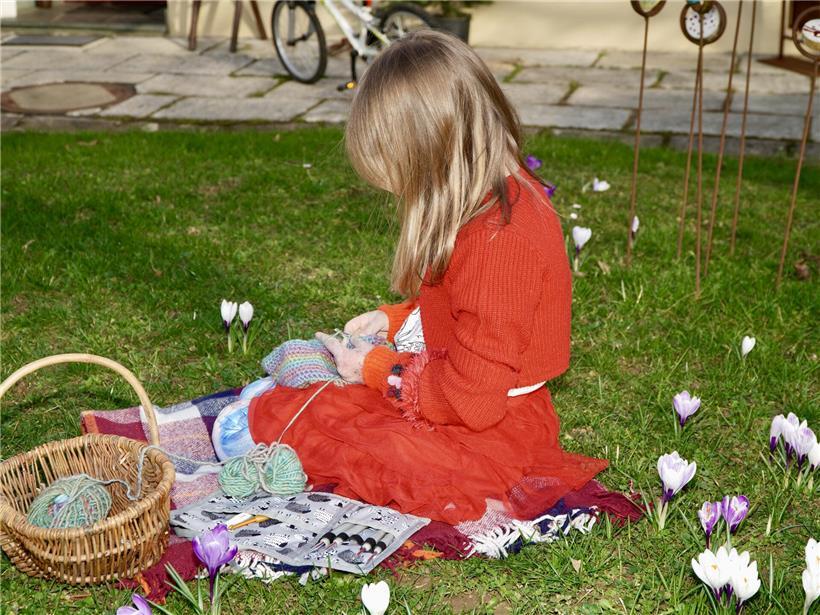  Im roten Kleid, im Sonnenglanz, führt ihre Nadel einen Tanz. Aus dem Körbchen, weich und rund, zieht sie sich die Welt kunterbunt.