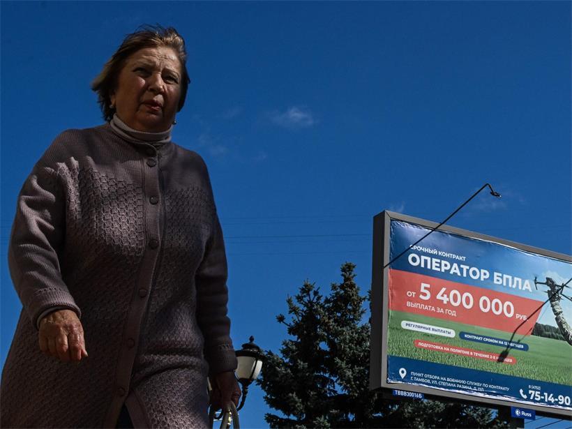 Im russischen Tambow wirbt ein Plakat um neues Kanonenfutter für Putins Angriffskrieg in der Ukraine: 5,4 Millionen Rubel (6.418 US-Dollar) im Jahr, falls der Kandidat mit zwei Monaten Ausbildung die Zeit übersteht, werden geboten