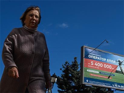 Im russischen Tambow wirbt ein Plakat um neues Kanonenfutter für Putins Angriffskrieg in der Ukraine: 5,4 Millionen Rubel (6.418 US-Dollar) im Jahr, falls der Kandidat mit zwei Monaten Ausbildung die Zeit übersteht, werden geboten