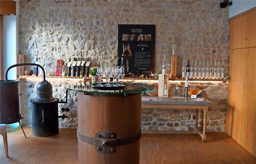 Im rustikalen Ambiente empfängt Josy Zenner seine Gäste