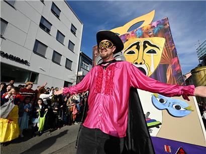 Feier bei blauem Himmel und Sonnenschein in Schifflingen im vergangenen Jahr mit fröhlichen Menschen draußen
