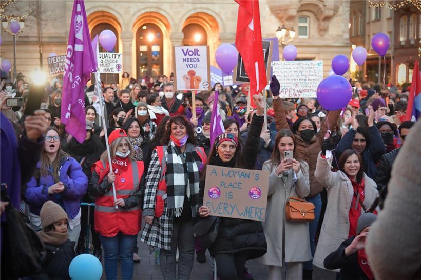 Im vergangenen Jahr musste der Protest am Weltfrauentag noch unter den zu dem Zeitpunkt geltenden Sicherheitsmaßnahmen abgehalten werden
