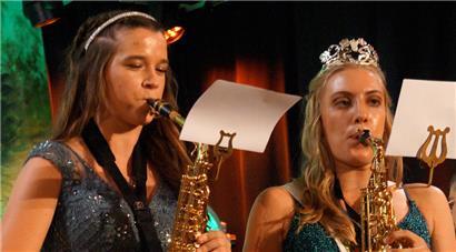 Im vergangenen Jahr überraschten Anne (links) und Sara mit einer musikalischen Einlage
