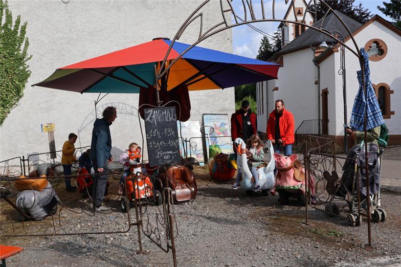 Im „zersplitterten Karussell“ von Thibaut Vuillemin hatten vor allem die ganz kl...