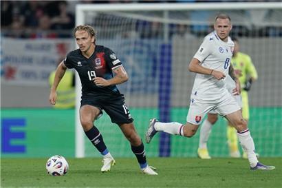 Immer anspielbar: Mathias Olesen (l.)
