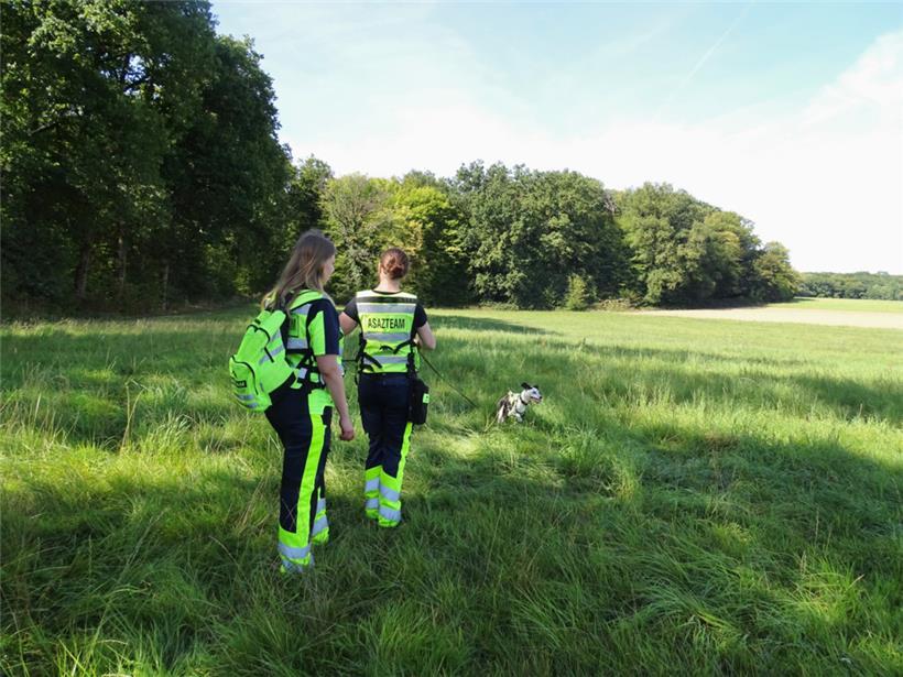 Immer der Nase nach: Jil und Tanja folgen der Spurhündin Sally
