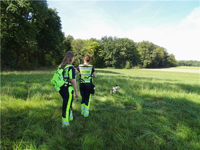 Immer der Nase nach: Jil und Tanja folgen der Spurhündin Sally
